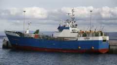 El barco Lumian, en el puerto de Burela, despu�s de ser izado
