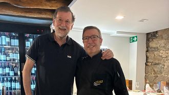 Mariano Rajoy con Manoliño, del restaurante Roma de Sarria, después de hacer la primera etapa del Camino de Santiago