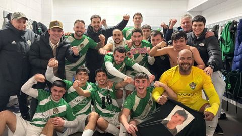Los futbolistas del Artes celebraron la victoria copera en el vestuario.