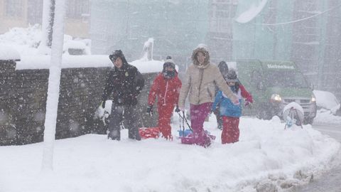 La Comisi�n Escolar de Alertas decidi� suspender la actividad lectiva en la zona de la monta�a de Lugo, por lo que se vieron afectados 822 alumnos de 17 centros de Baleira, Baralla, Becerre�, Castroverde, Cervantes, Folgoso do Courel, A Fonsagrada, O Incio, Navia de Suarna, As Nogais, Samos, Pedrafita do Cebreiro, Triacastela, Lugo y Negueira de Mu�iz