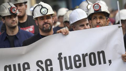 Los trabajadores de la empresa TYC Narcea se manifiestan para reclamar la reincorporaci�n a sus puestos de trabajo