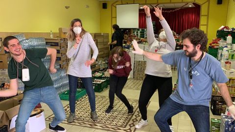 Los hermanos Varela de Limia Mu�oz, celebrando el �xito de la recogida de alimentos para el Comedor de la Esperanza que organizaron como homenaje p�sotumo a su madre, Mar�a