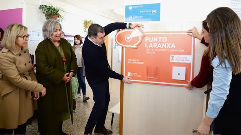 El conselleiro de Educacin, Romn Rodrguez, coloca un punto naranja en el colegio Prado, de Laln. En estos lugares se pueden dejar denuncias annimas por acoso escolar