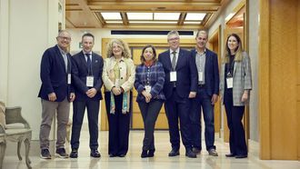 De izquierda a derecha: Jordi Giralt (Onclogo radioterpico del Hospital Vall d?Hebron y responsable del Centro de Protones de Catalua); Antonio Jos Conde (Jefe del Servicio de Oncologa Radioterpica de La Fe y coordinador del grupo de formacin del proyecto de protonterapia del Sistema Nacional de Salud); Mara Luisa Ramrez (Jefe de rea Instalaciones Radiactivas y Exposiciones Mdicas); Isabel Villanueva (Directora tcnica de Proteccin Radiolgica del Consejo de Seguridad Nuclear); Alberto Prez (Coordinador de la comisin tcnica del proyecto de protonterapia del Sistema Nacional de Salud); Alfredo Iglesias ( Fsico y responsable del proyecto de obra e instalacin de Santiago de Compostela); Begoa Caballero (Oncloga radioterpica del hospital de Fuenlabrada).