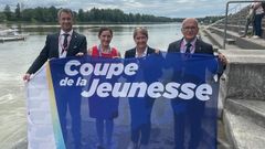 Bandera de la Coupe de la Jeunesse de remo para Castrelo de Mi�o. Delegaci�n espa�ola en Linz (Austria) con el presidente de la Diputaci�n de Ourense, Jos� Manuel Baltar, y la presidenta de la Federaci�n Espa�ola de Remo, Asunci�n Loriente