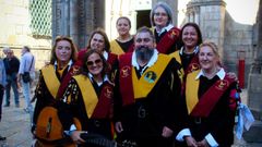 Las socias fundadoras de Gallaecia, con su padrino, �scar Valcuende, presidente de la Curentuna de Oro de A Coru�a