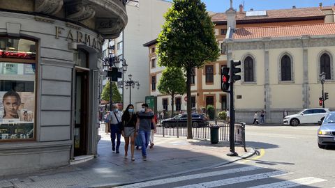 Gente con mascarilla por Oviedo