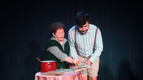 Homenaxe a Anxo Angueira en Asados.Os actores do grupo de teatro Airi�os representaron a escola da se�orita Flora, � que Anxo Angueira acudiu de cativo.
