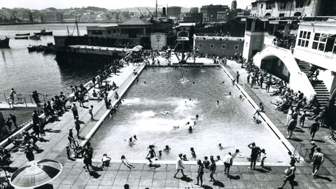 La construccin de La Solana consolid este espacio para ocio y deporte, pero desapareci la playa. Solo los socios tenan acceso al mar, a travs de una rampa con escaleras y un trampoln.