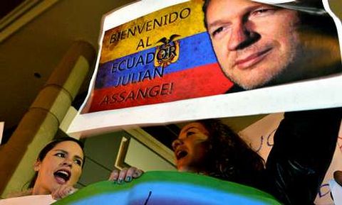 Dos mujeres sostienen pancartas de apoyo a Assange ante la embajada brit�nica en Quito.