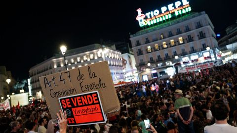 Centenares de personas comienzan una acampada improvisada en la Puerta del Sol durante una manifestaci�n para denunciar el desahucio de Maricarmen