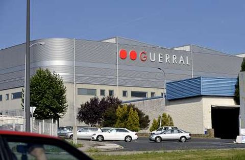 La asamblea de trabajadores se celebr� en la nave de la firma textil en el pol�gono Lal�n 2000. 