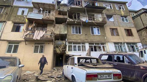 Edificio destruido por la artillera azer en Stepanakert, capital del Nagorno Karabaj.