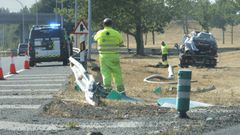 El cochce se sali� de la autov�a tras chocar con el quitamiedos y acab� en un prado tras dar varias vueltas de campana