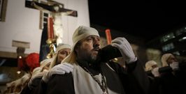 <span lang= es-es >Del Buen Consuelo a la Amargura</span>. Arriba, la procesi�n del Cristo del Buen Consuelo, que recorri� ayer la Ciudad Vieja en una marcha que hoy repetir�n los pasos del Nazareno y Nuestra Se�ora de la Soledad.