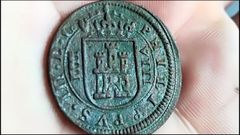 Una moneda de ocho maraved�s hallada en el yacimiento de Cereixa. Fue acu�ada en 1618, bajo el reinado de Felipe III. A la izquierda del escudo de Castilla est� representado el acueducto de Segovia, lo que indica el origen de la pieza 