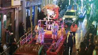 Una de las carrozas de la cabalgata de Ferrol del lunes, junto a personal de la organizaci�n y seguridad.