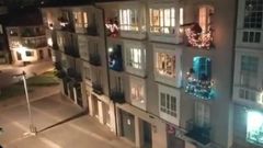 Coronavirus. Celebrando un cumplea�os desde los balcones en la calle Arzobispo Malvar