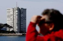 La torreta fue colocada ayer por una enorme gra sobre la azotea del edificio de Toralla ante la mirada de decenas de viandantes.