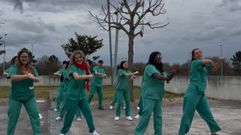 Alumnos de Medicina piden una plaza en el HULA al ritmo de la banda sonora deMama Mia!