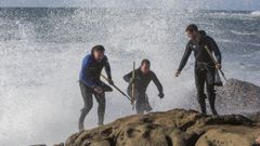 Percebeiros apart�ndose de una ola en O Roncudo, en Corme, en una imagen de archivo