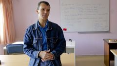El m�s joven de cuatro hermanos, Santiago D�az Soto (en la foto, en un taller de estimulaci�n cognitiva en Utaca, la antigua asociaci�n de Ex Alcoh�icos de A Coru�a) empez� a beber en la adolescencia, cuando estudiaba en Jesuitas, vivi� en la calle tres a�os tras la muerte de su madre y desde hace cinco no prueba el alcohol. 