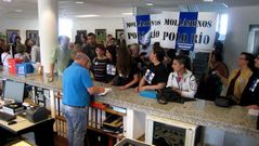 Un funcionario municipal registra las firmas que present� la Plataforma Sarriana polo R�o contra el encauzamiento