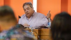 El alcalde de Vern, durante el pleno extraordinario celebrado ayer.