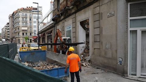 Trabajos en el edificio que se quem� el s�bado de la semana pasada en A Ponte.