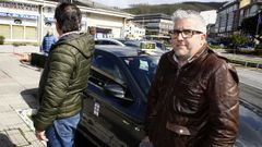 El taxista que present� la denuncia, de espaldas, junto a un compa�ero