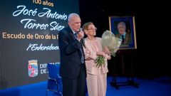 Jos� Antonio Torres S�ez, acompa�ado de su mujer, durante el acto en el que recibi� el Escudo de Oro de la Provincia de Almer�a por su trayectoria p�blica en el pasado mes de septiembre.