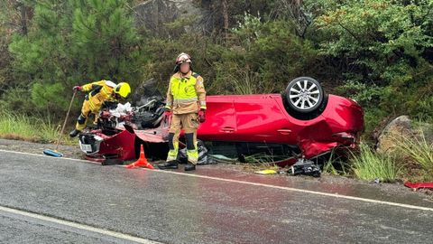 Una dotacin de Bombeiros GES de Muros actuando en un accidente en la AC-550.