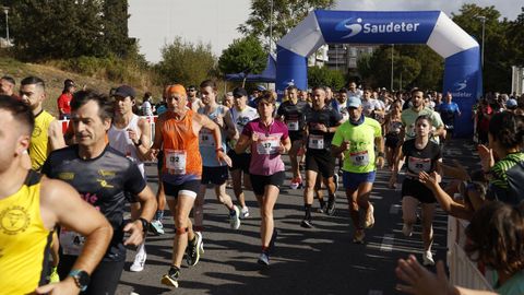 Una jornada de atletismo en A Valenz.Decenas de corredores participaron en la cita popular en el municipio de Barbads