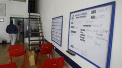 Los miembros del grupo 24 horas apuntan en una pizarra qui�nes est�n al frente de las guardias cada d�a