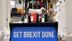 Boris Johnson derriba un falso muro con una excavadora con su lema de campa�a