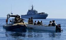 Militares italianos de la fragata San Giusto capturan un esquife pirata en noviembre del 2012.