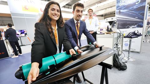 Patricia Merelles, Carlos de Troya y Miguel Cruz exhiben en Navalia la innovaci�n de Troyas Drones.