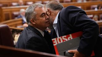 Santos Cerdán recibiendo el apoyo de un compañero de partido en el Congreso