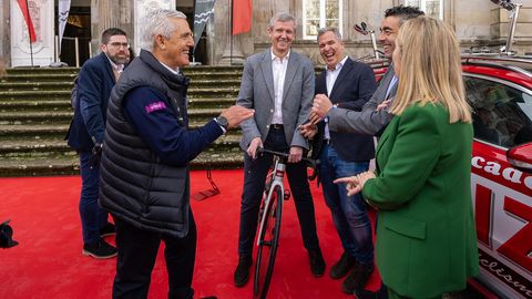 Alfonso Rueda, en el inicio de su �ltimo d�a de campa�a en Pontevedra.