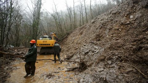 Reparación de la carretera de acceso al monasterio de Caaveiro tras el temporal