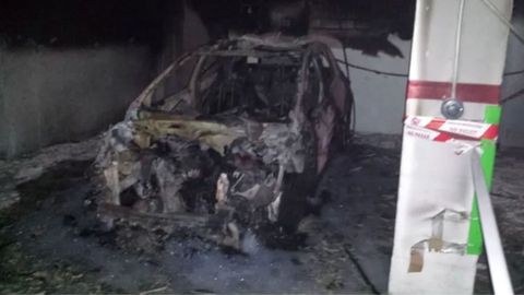 El coche que origin� el incendio en Xuvia.
