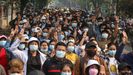 Manifestantes saludan con tres dedos durante una protesta contra el golpe militar en Mandalay, en Myanmar