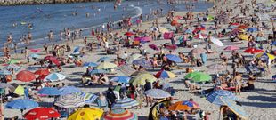 <span lang= es-es >A Rapadoira, en Foz, un ejemplo del tir�n del buen tiempo</span>. Los arenales mari�anos se llenan hasta la bandera de turistas que visitan la comarca buscando no solo sol y playa sino tambi�n �tranquilidad�, buena gastronom�a y �estar en familia�. 