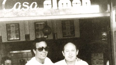 Julio Iglesias en el restaurante Casa Sim�n de Cangas con su amigo Pepe Sim�n