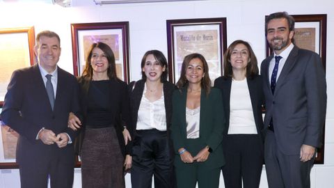 De izquierda a derecha, Román Rodríguez, conselleiro de Educación de la Xunta; María Martínez Allegue, conselleira de Vivenda; María Jesús Lorenzana, conselleira de Economía e Industria; Marta Villaverde, conselleira do Mar; Ángeles Vázquez, conseillra de Medio Ambiente, y Diego Calvo, conselleiro de Presidencia
