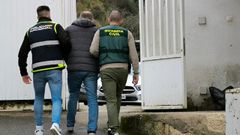 El detenido es conducido por agentes de la Guardia Civil