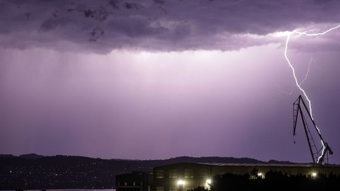 Rayos y truenos en una intensa tormenta el�ctrica en Ferrolterra