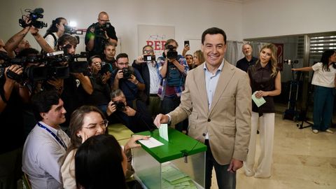 El presidente de la Junta de Andaluc�a y candidato del PP a la reelecci�n, Juanma Moreno, ejerciendo su derecho al voto