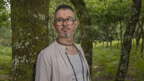 &Aacute;lex Regueiro, divulgador y docente, lamenta la intromisiones de personas no expertas en el traje gallego