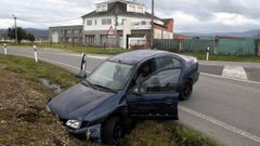 El turismo que acab� en la tajea de la carretera, a la entrada de Monforte, durante la persecuci�n